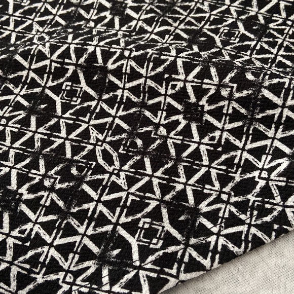 LuLaRoe Cassie skirt basic black and white graphic design. - Picture 4 of 8